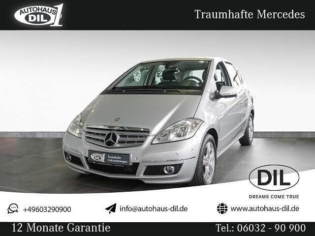 Silber (polarsilber metallic Gebraucht 2012 Mercedes A180 Avantgarde Limousine | 11.450 € - Bild 1/3