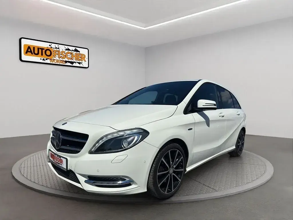 Gebraucht Mercedes B200 Night 156 PS (114 kW) 2012 Calcitweiss/zirrusweiss Kleinwagen