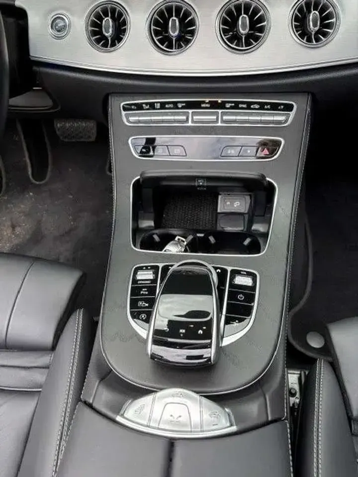Gebraucht Mercedes E220 Avantgarde 194 PS (142 kW) 2022 Other Cabrio