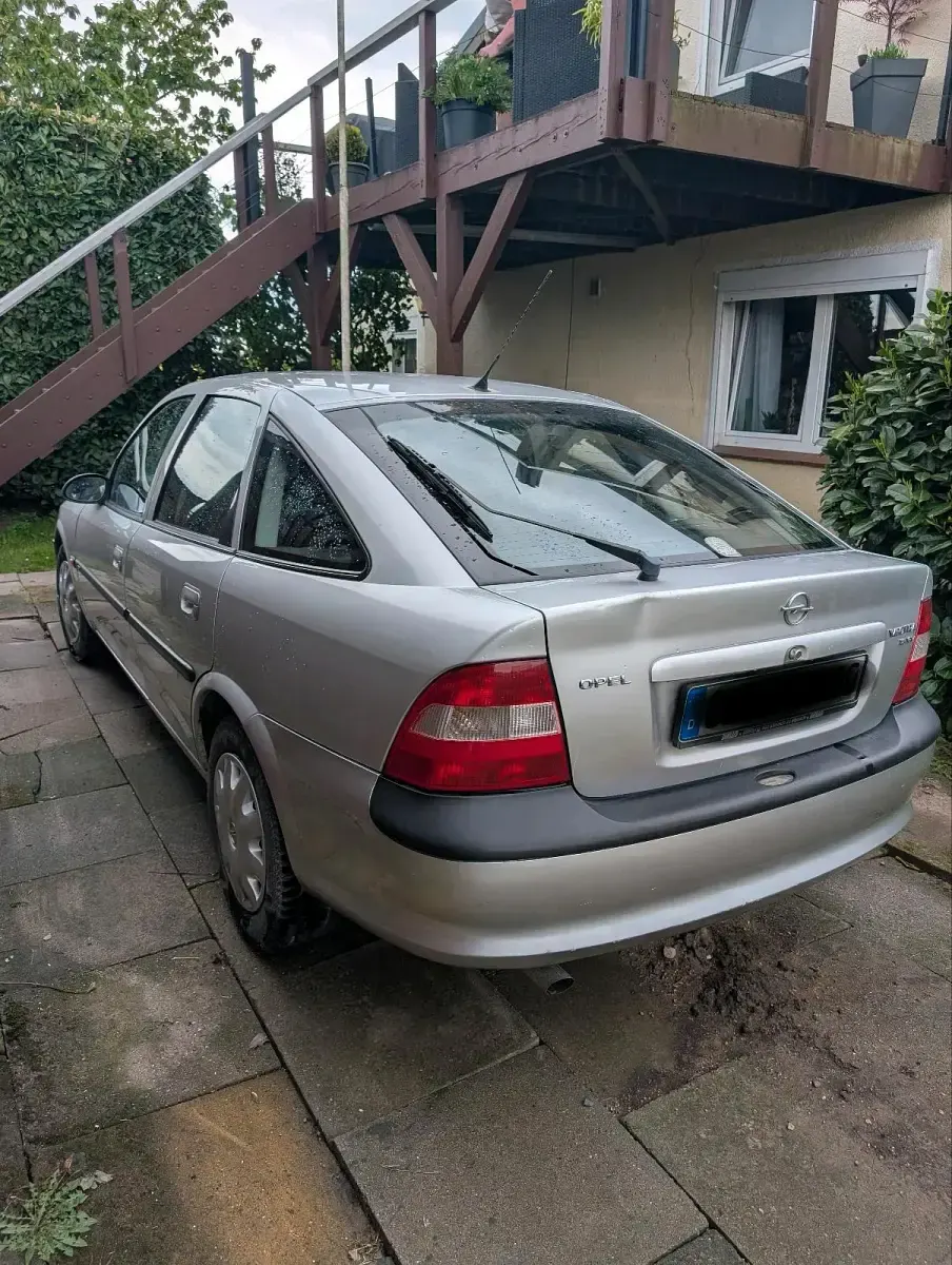 Usata Opel Vectra 116 CV (85 kW) 1997 Argento Berlina