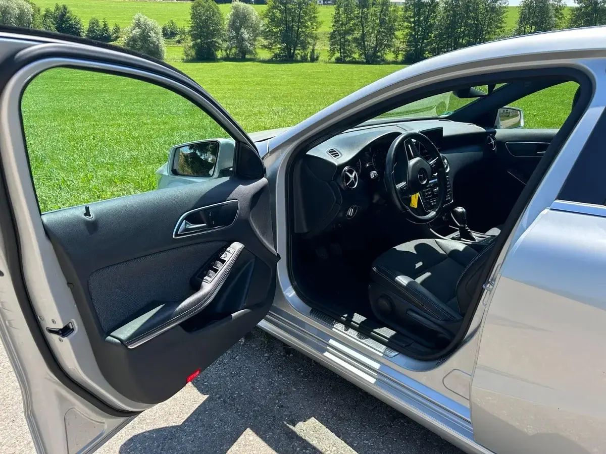Gebraucht Mercedes A180 Style 122 PS (89 kW) 2012 Silber Kleinwagen