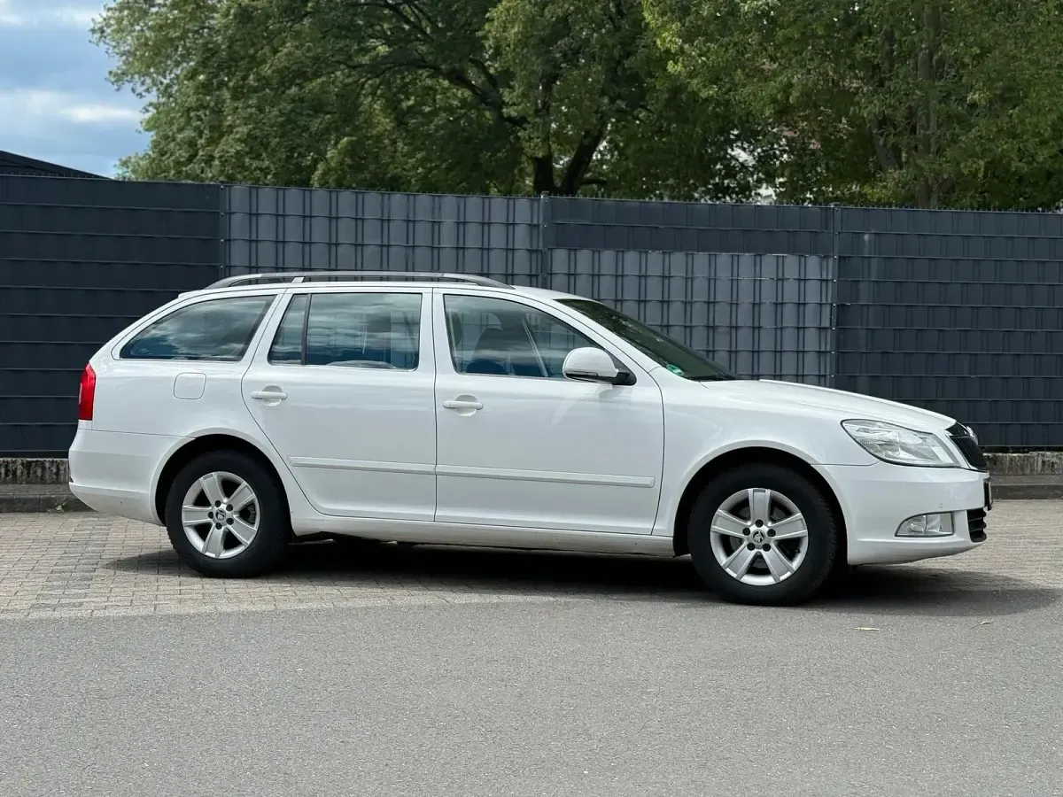 Gebraucht Skoda Octavia 105 PS (77 kW) 2012 Weiß Kombi