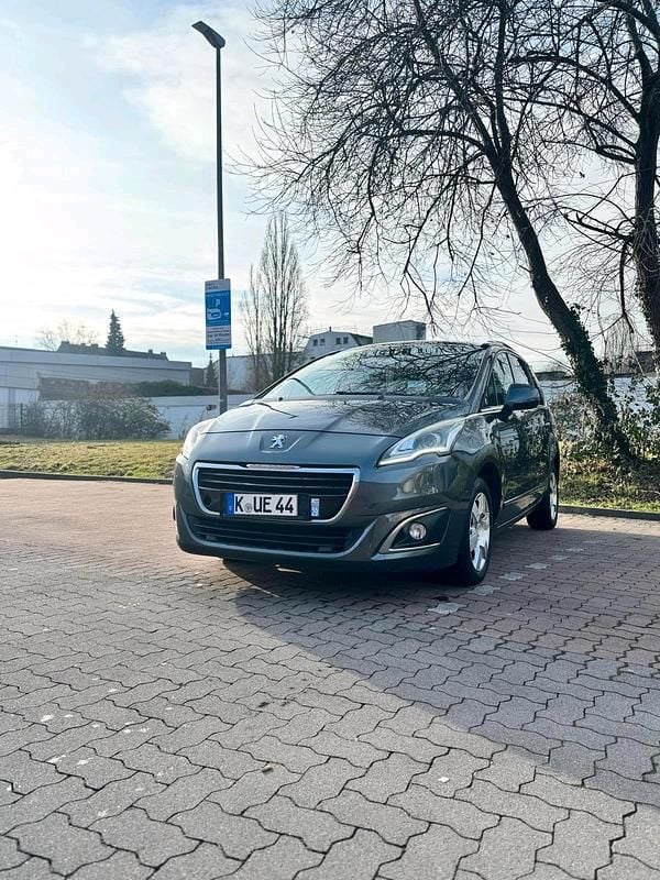 Grau Gebraucht 2015 Peugeot 5008 Van / Kleinbus | 4.199 € (Guter Preis) - Bild 1/4