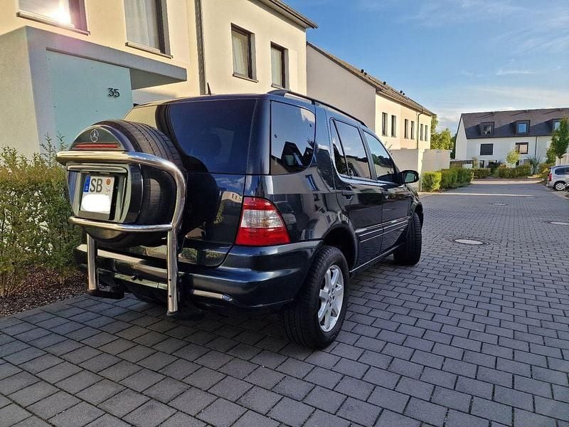 Schwarz Gebraucht 2004 Mercedes ML350 SUV | 8.989 € (Teuer) - Bild 1/4