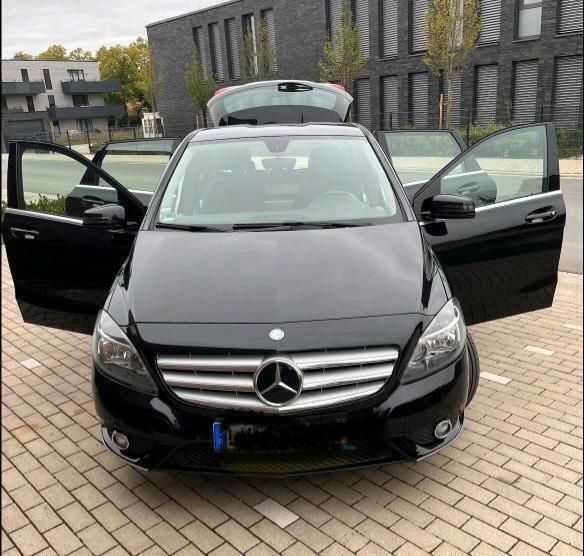 Schwarz Gebraucht 2011 Mercedes B180 Van / Kleinbus | 7.900 € (Fairer Preis) - Bild 1/4
