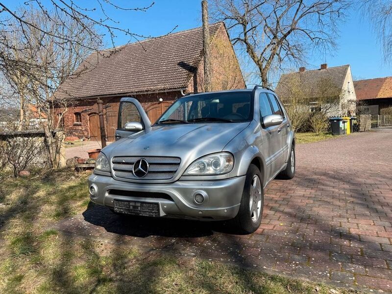 Silber Gebraucht 2004 Mercedes ML55 AMG AMG SUV | 8.800 € - Bild 1/4