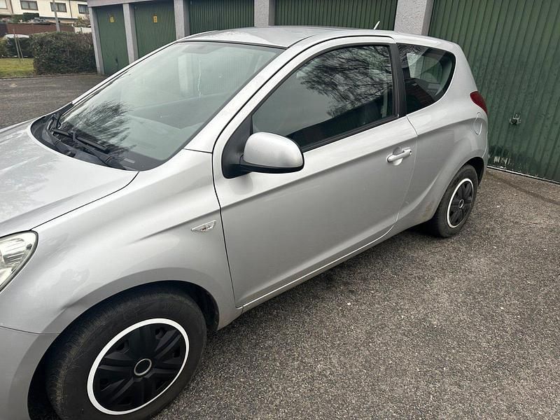 Gebraucht Hyundai i20 78 PS (57 kW) 2011 Silber Kleinwagen