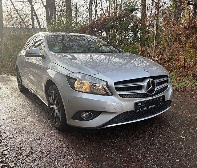 Polarsilber metalliclack Gebraucht 2013 Mercedes A180 Limousine | 9.450 € (Guter Preis) - Bild 1/4