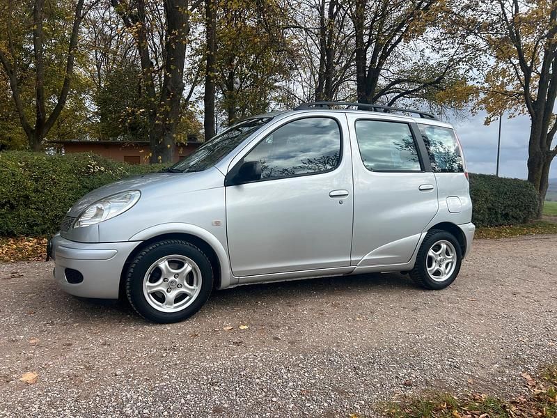 Silber Gebraucht 2003 Toyota Yaris Kombi | 3.850 € - Bild 1/4