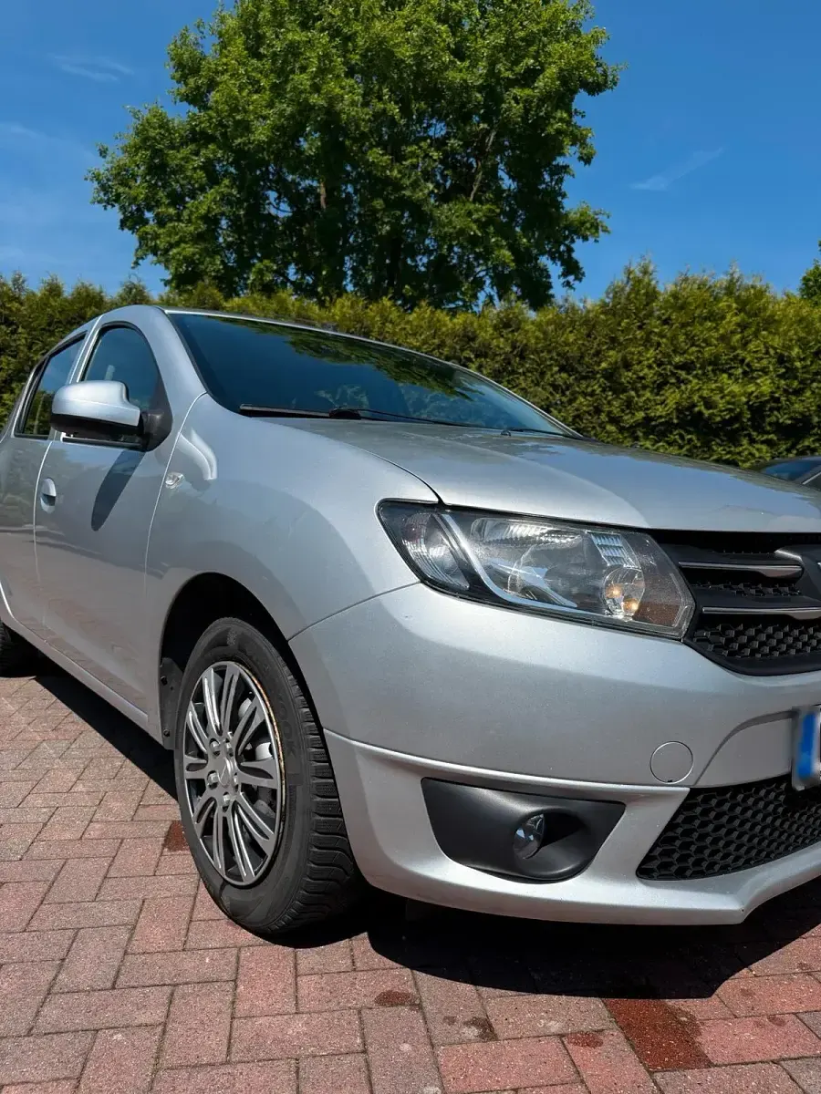 Gebraucht Dacia Sandero 75 PS (55 kW) 2012 Silber Kleinwagen