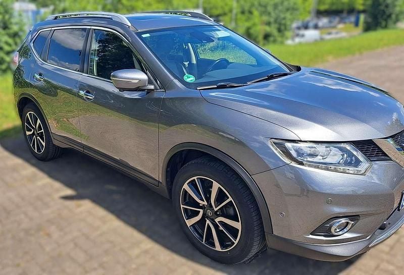 Grau Gebraucht 2016 Nissan X-Trail Tekna SUV | 11.500 € (Fairer Preis) - Bild 1/4