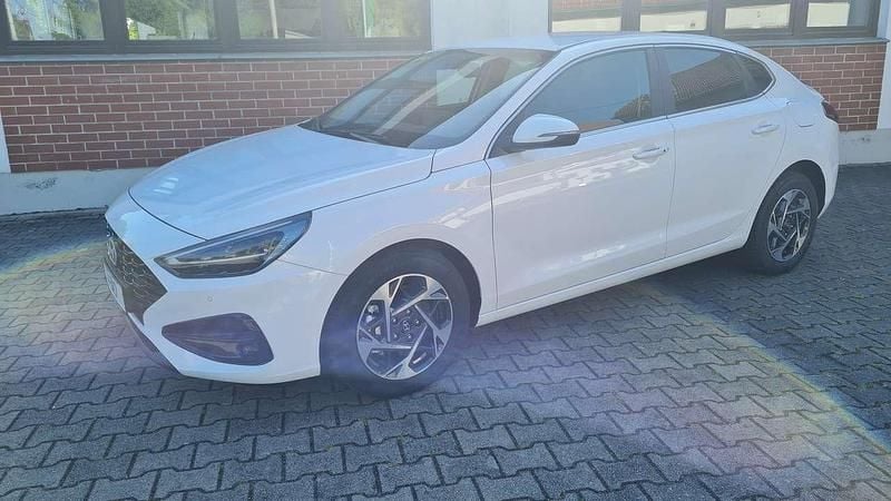 Gebraucht Hyundai i30 Life 140 PS (102 kW) 2024 Serenity white pearl Limousine