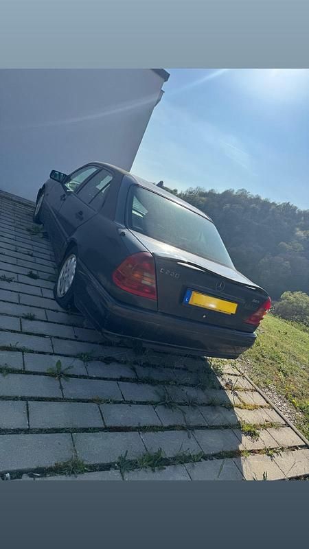 Schwarz Gebraucht 1995 Mercedes C220 Limousine | 9.999 € - Bild 1/3