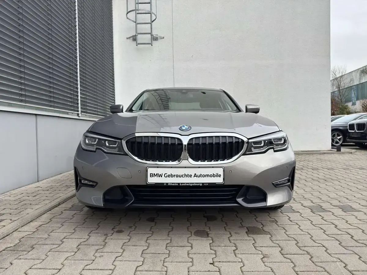 Gebraucht BMW 330e Sport Line 292 PS (214 kW) 2022 Grau Limousine
