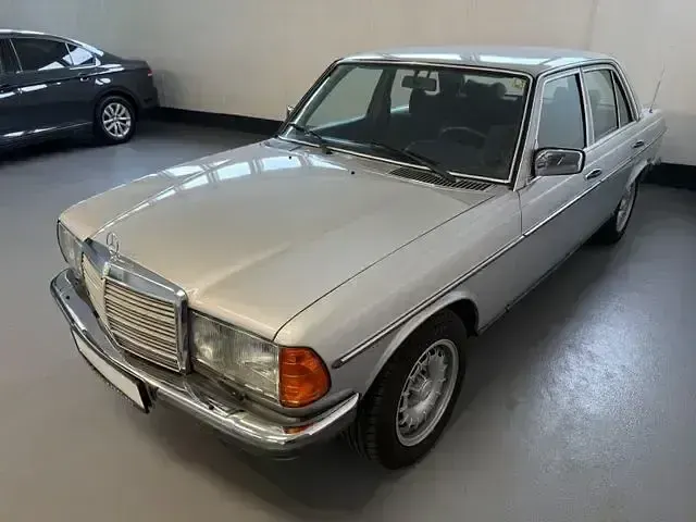 Brugt Mercedes E280 270 HK (198 kW) 1979 Sølv Sedan