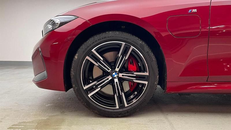 Gebraucht BMW 330e Comfort Edition 292 PS (214 kW) 2025 Fire red metallic Kombi