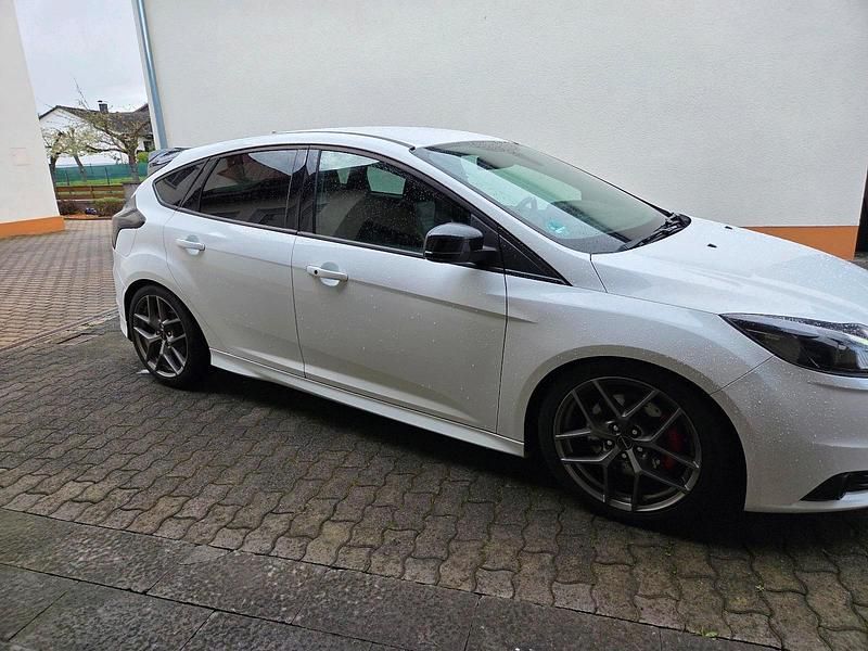 Gebraucht Ford Focus ST 275 PS (202 kW) 2014 Weiß Limousine
