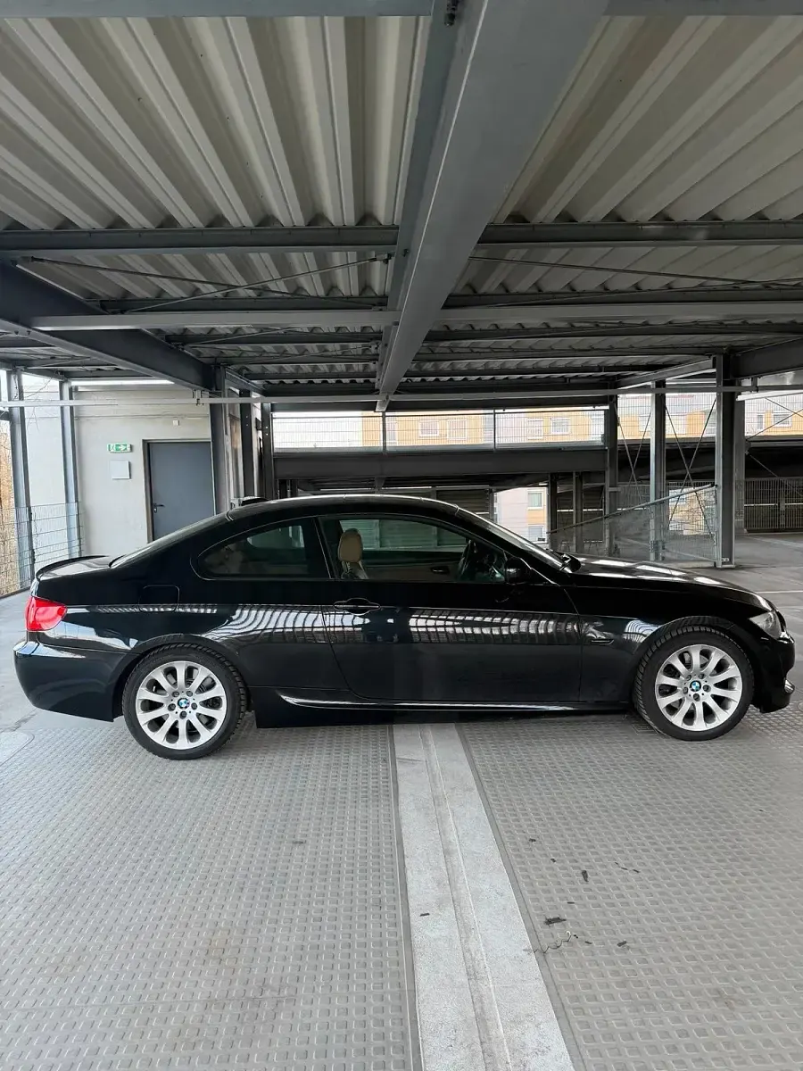 Gebraucht BMW 325 204 PS (150 kW) 2010 Schwarz Coupé