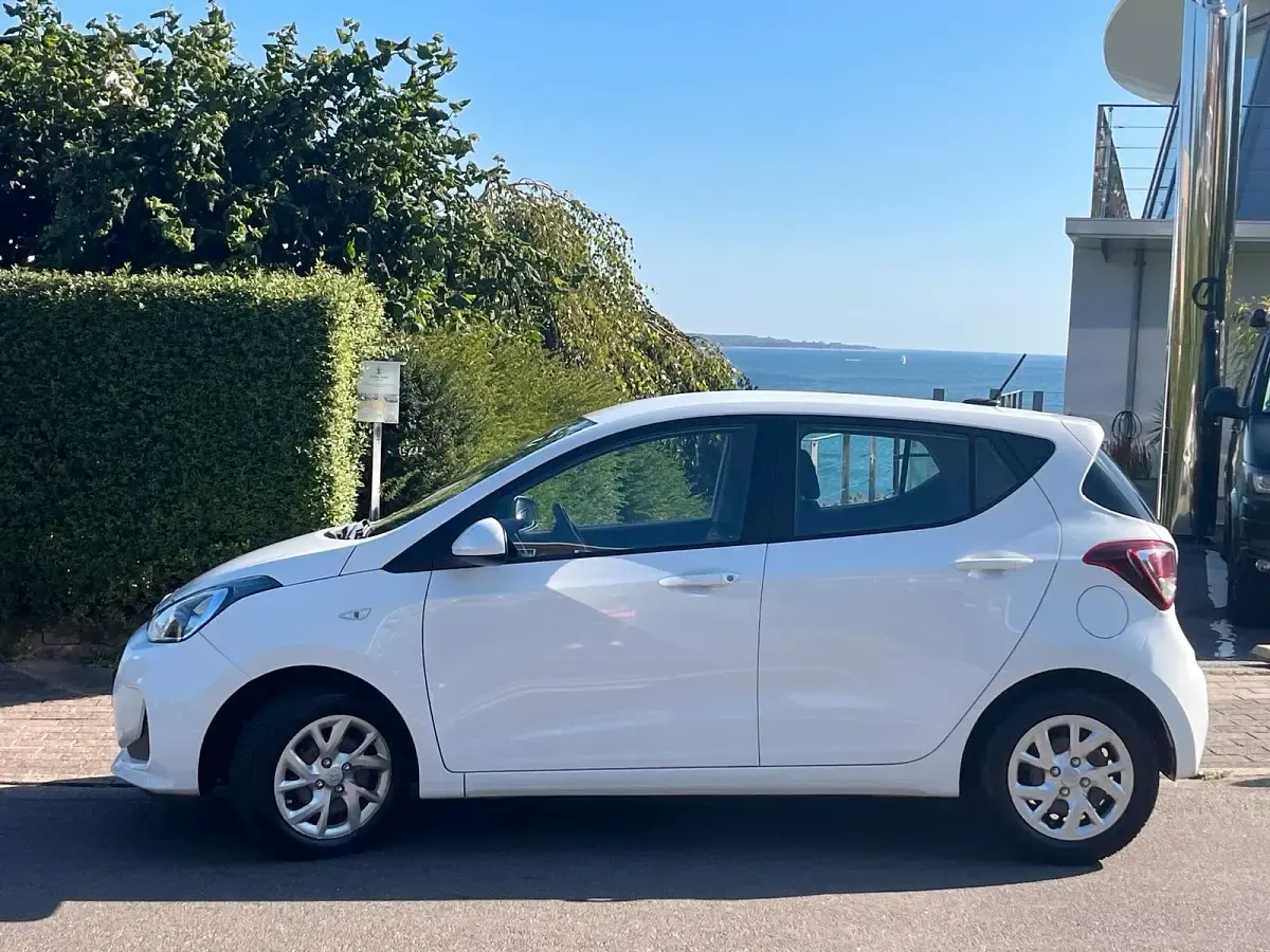 Gebraucht Hyundai i10 Trend 87 PS (63 kW) 2017 Weiß Kleinwagen