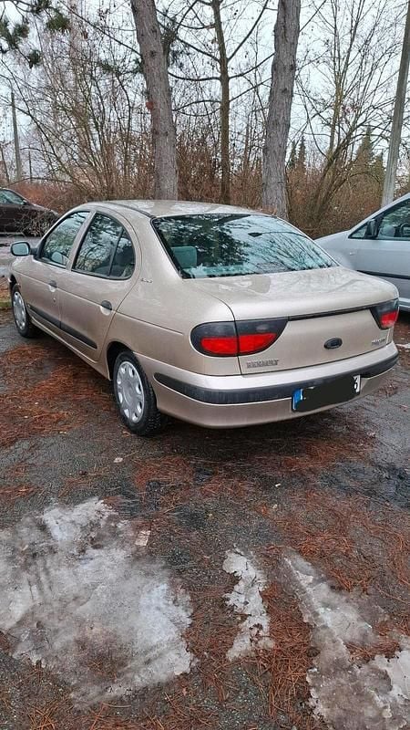 Gold Gebraucht 1998 Renault Mégane Limousine | 1.450 € (Teuer) - Bild 1/4