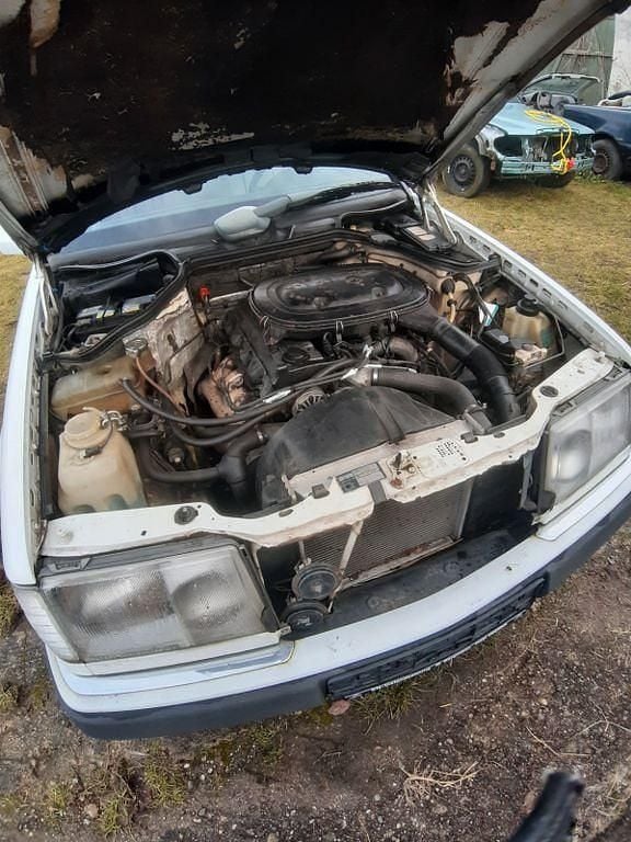 Weiß Gebraucht 1998 Mercedes E230 Limousine | 1.450 € - Bild 1/4