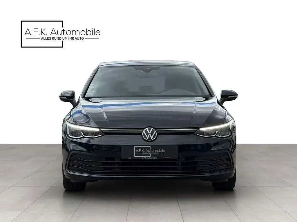 Second-hand VW Golf VIII Life 131 CP (96 kW) 2023 Negru Berlinǎ