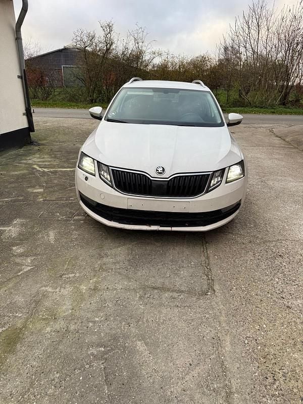 Weiß Gebraucht 2018 Skoda Octavia Kombi | 6.999 € (Superpreis) - Bild 1/4