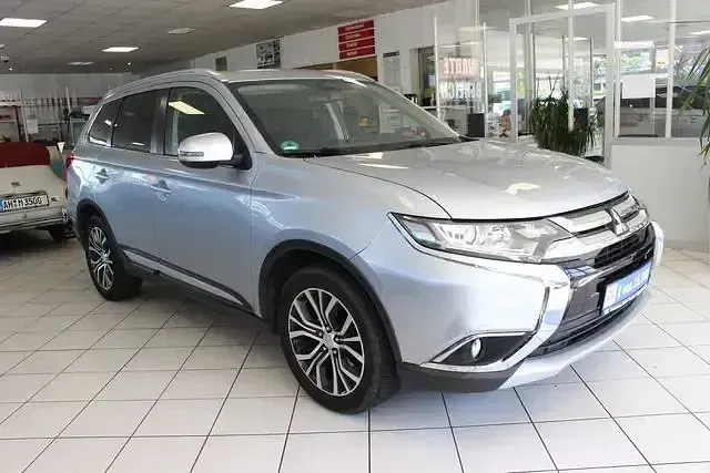 Gebraucht Mitsubishi Outlander Edition 150 PS (110 kW) 2017 Silber SUV