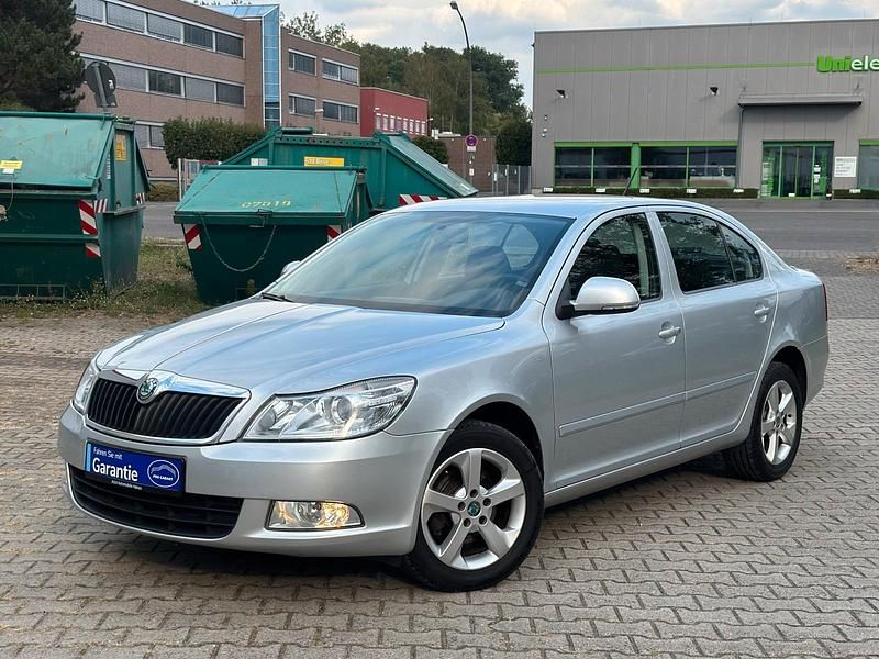 Silber Gebraucht 2011 Skoda Octavia Family Limousine | 4.990 € (Fairer Preis) - Bild 1/4
