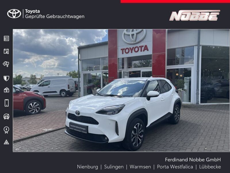 Schneeweiß Gebraucht 2022 Toyota Yaris Hybrid Team SUV | 23.990 € (Etwas zu teuer) - Bild 1/4