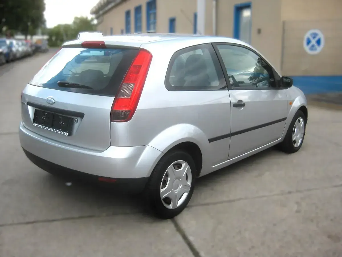 Gebraucht Ford Fiesta 60 PS (44 kW) 2004 Silber Kleinwagen