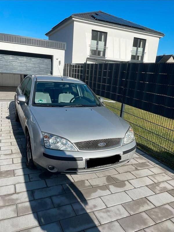 Gebraucht Ford Mondeo Ghia 150 PS (110 kW) 2001 Silber Limousine