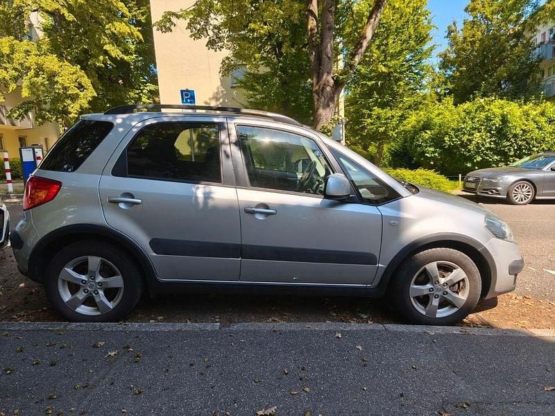 Silber Gebraucht 2010 Suzuki SX4 Comfort Limousine | 5.900 € (Guter Preis) - Bild 1/4