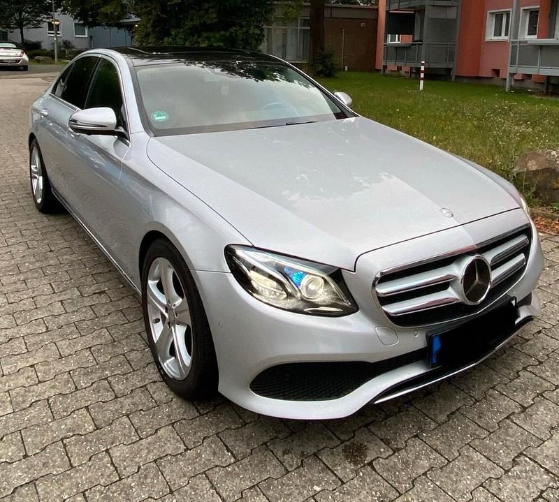 Silber Gebraucht 2016 Mercedes E350 Limousine | 29.200 € (Teuer) - Bild 1/4
