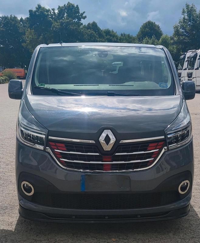Grau Gebraucht 2020 Renault Traffic Life Van / Kleinbus | 26.000 € - Bild 1/4