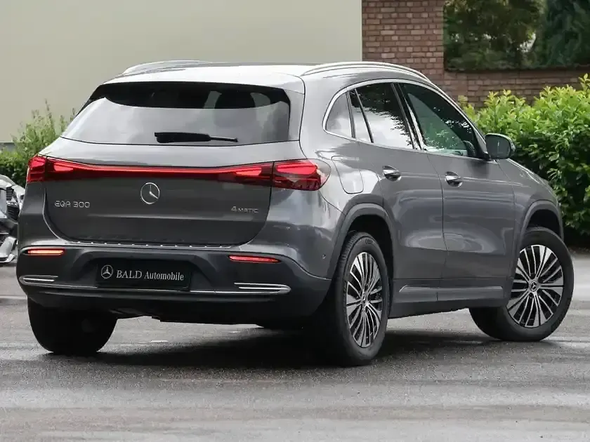 Gebraucht Mercedes EQA300 167 kW (228 PS) 2025 Grau metalliclack mountaingra SUV