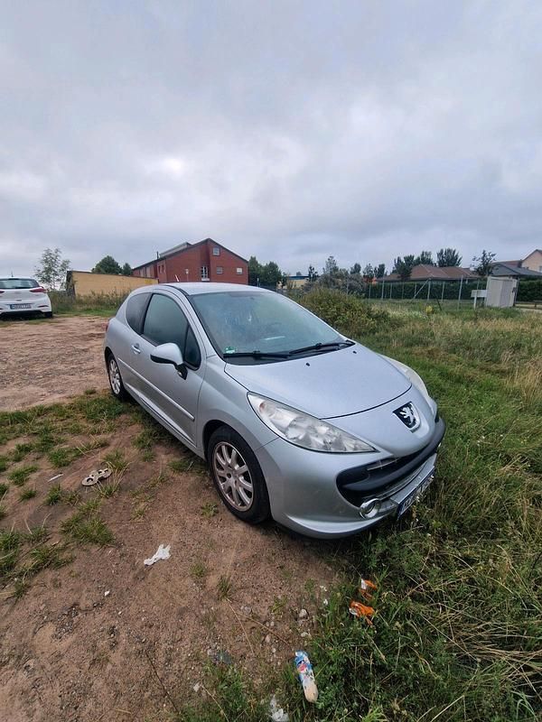Silber Gebraucht 2007 Peugeot 207 Limousine | 2.500 € (Fairer Preis) - Bild 1/4