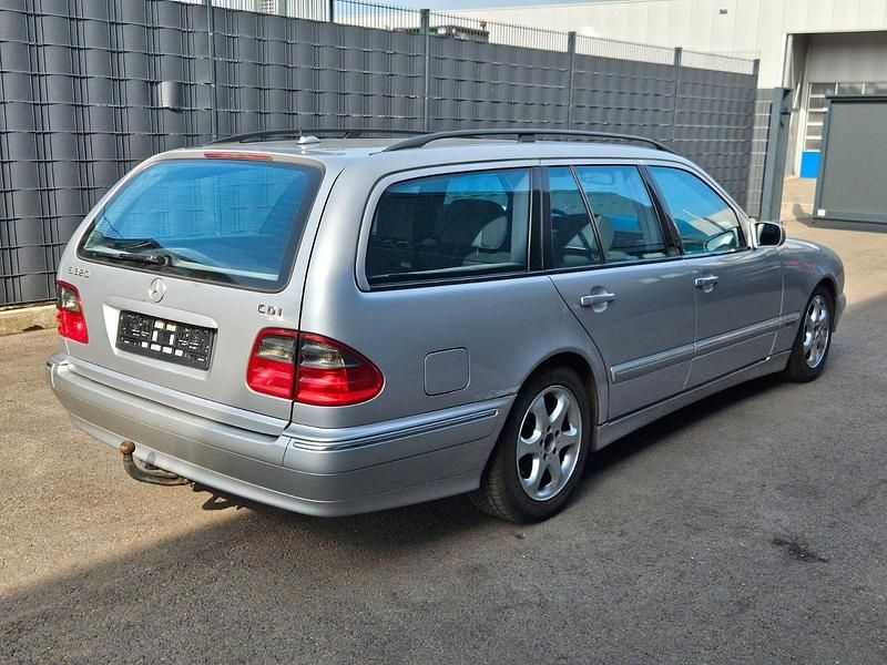 Gebraucht Mercedes E320 Avantgarde 197 PS (144 kW) 2002 Silber Kombi