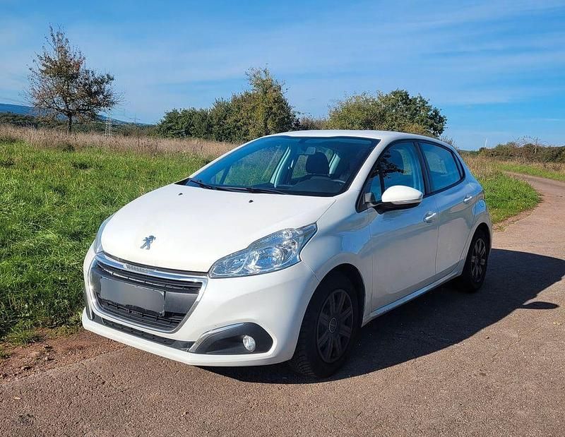 Weiß Gebraucht 2016 Peugeot 208 Kleinwagen | 5.490 € (Guter Preis) - Bild 1/4