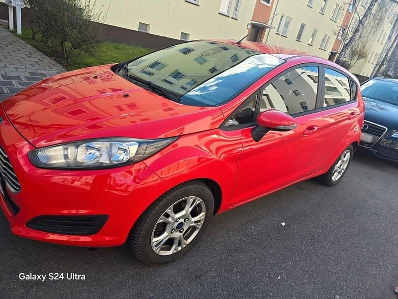 Gebraucht Ford Fiesta Titanium 101 PS (74 kW) 2015 Rot Kleinwagen