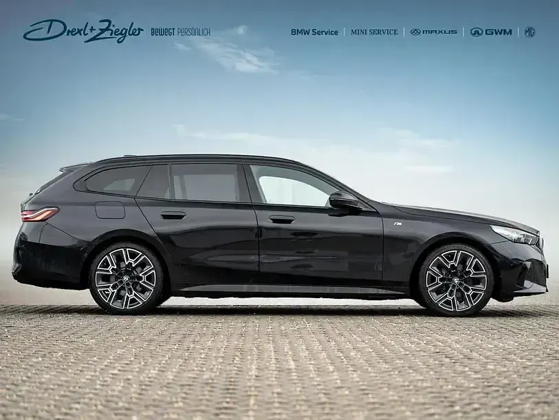 Gebraucht BMW 520 M Sport 197 PS (144 kW) 2025 Saphirschwarzmetallic Kombi