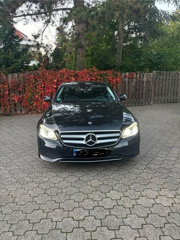 Schwarz Gebraucht 2018 Mercedes E200 Limousine | 16.000 € (Fairer Preis) - Bild 1/4