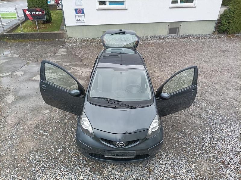 Grau Gebraucht 2005 Toyota Aygo City Kleinwagen | 1.690 € (Fairer Preis) - Bild 1/4