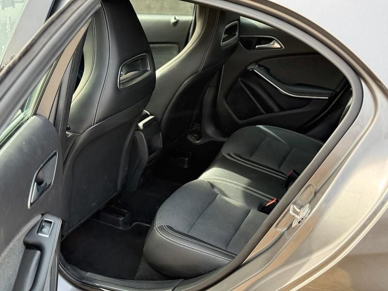 Gebraucht Mercedes A180 122 PS (89 kW) 2015 Grau Kleinwagen