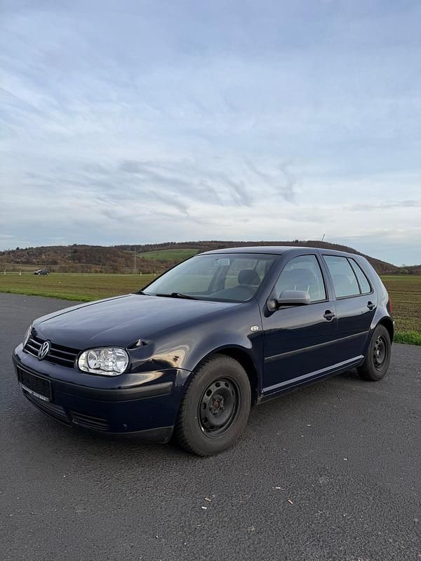 Blau Gebraucht 2002 VW Golf IV Edition Kleinwagen | 1.350 € (Fairer Preis) - Bild 1/4