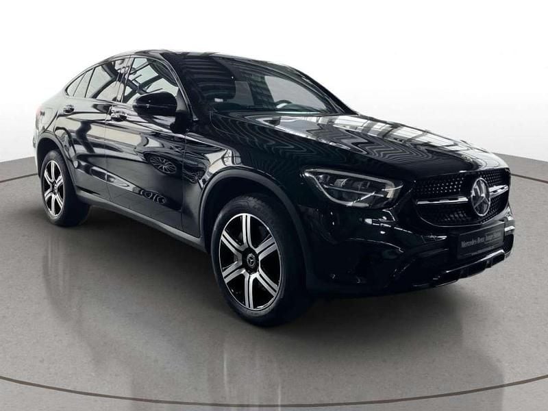 Gebraucht Mercedes GLC300e Night 320 PS (235 kW) 2022 Unilack schwarz uni Coupé