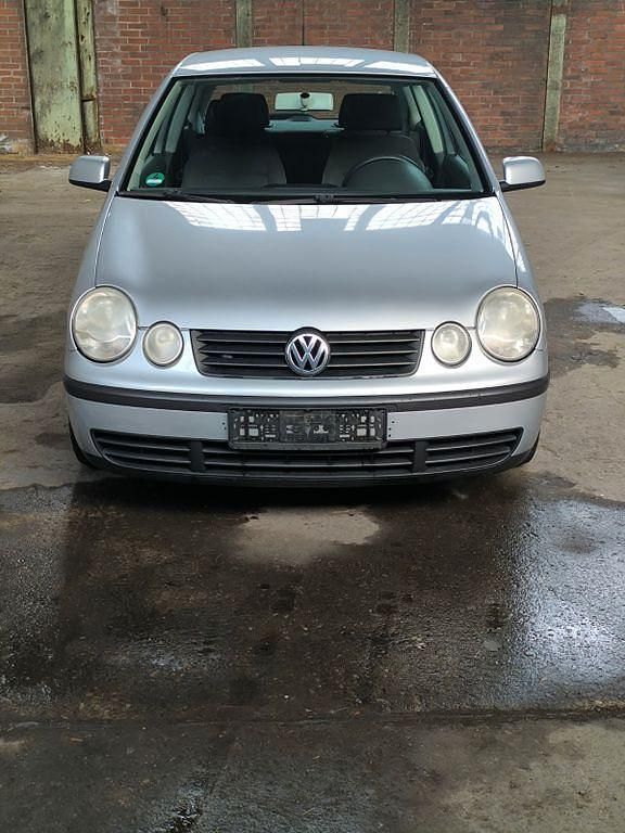 Gebraucht VW Polo Basis 75 PS (55 kW) 2003 Silber Kleinwagen