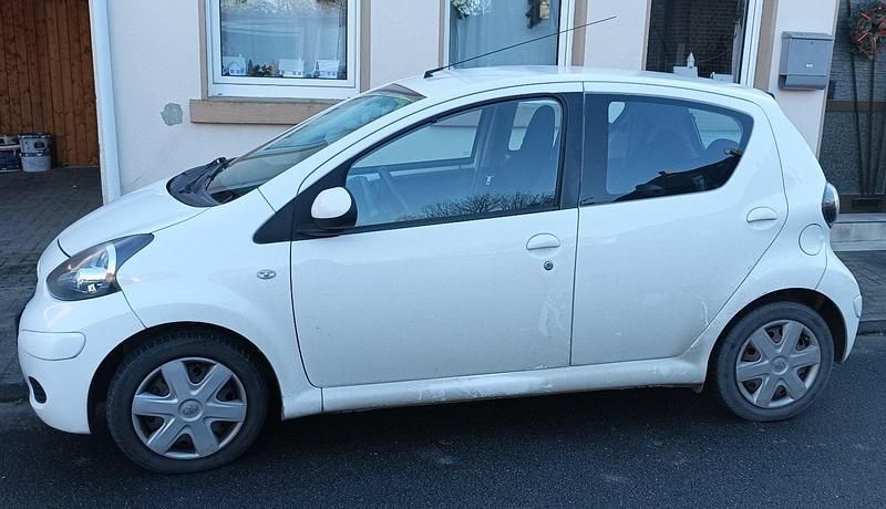 Weiß Gebraucht 2011 Toyota Aygo Kleinwagen | 1.000 € (Guter Preis) - Bild 1/4