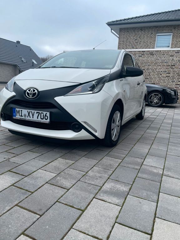 Weiß Gebraucht 2017 Toyota Aygo Kleinwagen | 6.700 € (Fairer Preis) - Bild 1/4