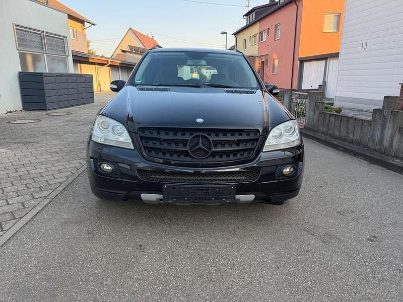 Second-hand Mercedes ML280 190 CP (139 kW) 2007 Negru SUV